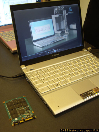 　モバイルノートPC「dynabook SS RX2」は、本体に0.45mm厚のマグネシウム筐体を使うことで、薄型軽量設計を実現した。これにより、省資源化が図られているという。SSDモデルではさらに低消費電力、軽量化などに結びつくとのことだ。
