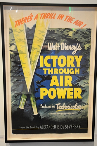 　第2次世界大戦中、Disney Studiosは米軍のプロパガンダ用映画シリーズを制作するよう指名された。その1つが「空軍力の勝利」と呼ばれる1943年の作品だ。IMDBは同作品について「第2次世界大戦における戦略的空爆の正当性を宣伝するアニメドキュメンタリー」と説明している。