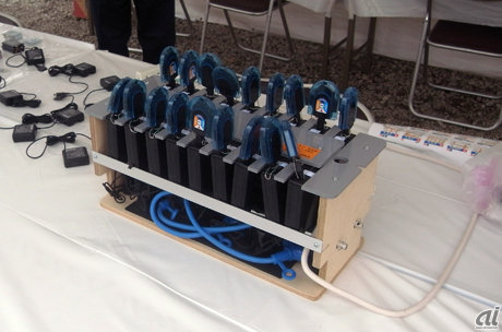 　一般的な充電器のほか、「マルチチャージャー」では同時に最大18台まで携帯電話を充電できる。2008年6月の岩手・宮城内陸地震の際には、15台が貸し出された。