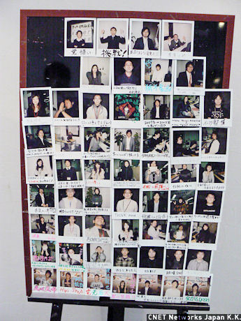 玄関には社員のポラロイド写真が並ぶ。写真にはそれぞれ自らの目標を書いている。