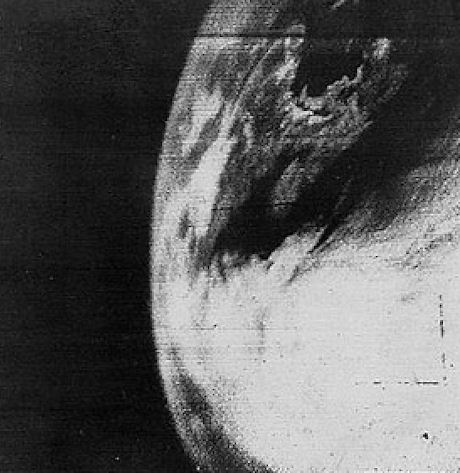 　最初に宇宙から地球を捉えて以来、米航空宇宙局（NASA）は、人類が地球に与える影響を見続けてきた。NASAは、アースデーにちなんで、さまざまな地球の画像をまとめた。この中には、初めてといえる画像、そして、天災や惨事、さらに、この世のものとは思えない画像が含まれている。画像は、気象衛星Tiros-1が1960年4月1日に初めて撮影した地球。