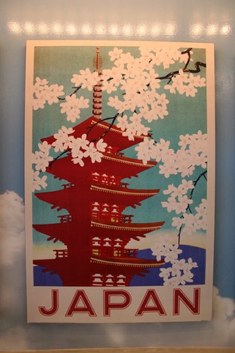 　日本のポスターは五重塔と桜の木のさわやかなイメージ。オリジナルは不明。