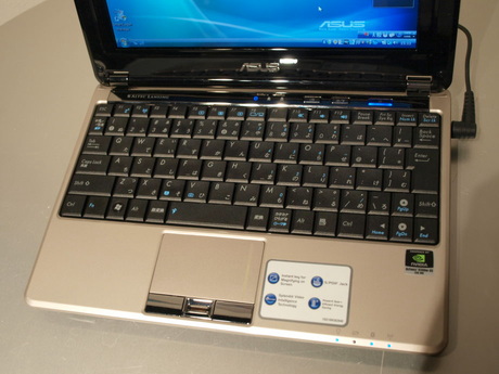 ASUSTek Computerは9月19日、10.2型ワイド液晶を搭載したモバイルノートPC「N10J」を発表した。デザインや端子など、詳細を写真で説明する。

キーボードは約18.5mmピッチの余裕のサイズ。配列も標準的だ。