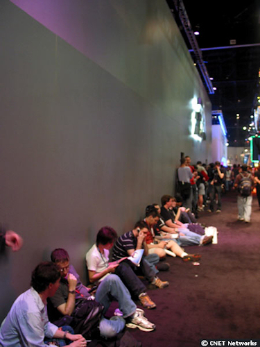 　ゲームを見ようと並ぶ人々の行列はE3では良く目にした。しかし、E3でもうこうした光景を目にすることはなさそうである。この写真は2006年のもので、Electronic Arts（EA）のゲーム「Spore」を一目見ようと多くの人が並んでいた。