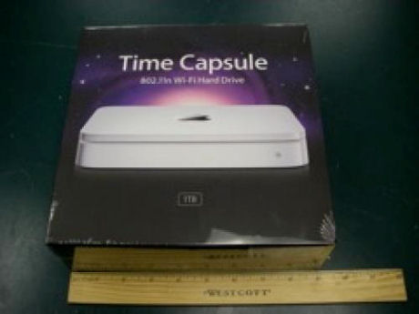 　Appleからようやく1テラバイトの「Time Capsule」が送付されてきた。その姿形は「Airport Extreme Base Station」そっくりだ。