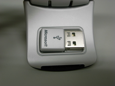 　付属するレシーバ。Arc Mouseは「マイクロトランシーバ」で、マイクロソフトのラインアップとしては最小サイズ。
