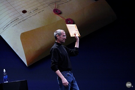 　MacBook Airは薄いため、マニラ封筒に収まるという。