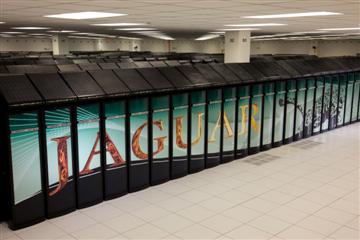 　ペタフロップスの壁を越えたもう1つのスーパーコンピュータが、第2位に入った米国立オークリッジ研究所の「Cray XT5」（別名「Jaguar」）。

　Cray XT5システムは、3万7544基の4コア「AMD Opteron」プロセッサと300テラバイトのメモリで構成されている。