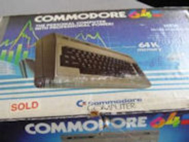 フォトレポート：往年の名機「Commodore 64」--外見と周辺機器を紹介