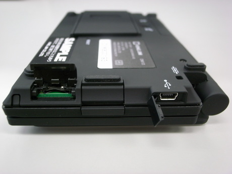 左側面には、micro SDスロットとPCと接続するためのUSBインターフェースがある。ケーブルは付属する。