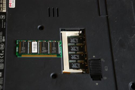 　RAMスロットの数は1つ。追加RAMを外すと、マザーボードにはんだ付けされたオリジナルの8MB RAMが見える。