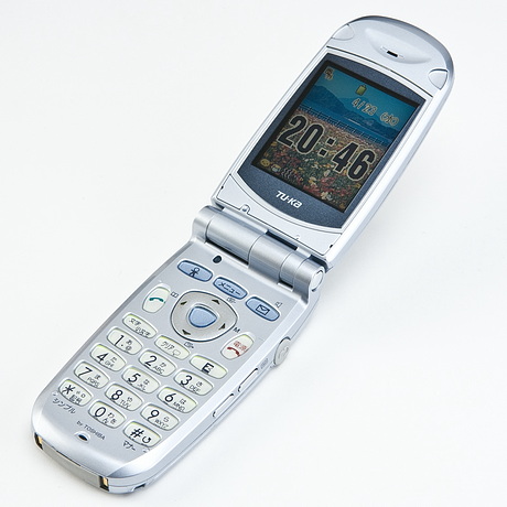 写真は、シンプル操作を実現した「TT32」。TOSHIBA製。2003年11月発売。スペック詳細はこちらから。