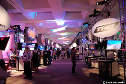 　ゲーム見本市「E3 Media & Business Summit 2008」のメイン展示会場であるShowcase Pavilionの主要通路。ブースの大きさは統一されていて、過去のE3にあった巨大ブースと比べ、小型化されている。2007年はカリフォルニア州サンタモニカで開催されたが、2008年はLos Angeles Convention Centerに戻ってきた。