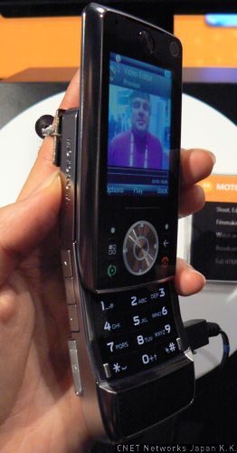 　Motorolaが発表した「Moto Z10」は、携帯電話で撮影した写真や動画を、端末上で編集、加工してそのままウェブに公開できる。動画の好きな部分だけを切り出したり、複数のファイルをつなげることも可能。ShoZuというサービスを利用してFlickrやYouTubeに投稿できる。操作部分をスライドすると弓状になり、通話のしやすさも考慮されている。