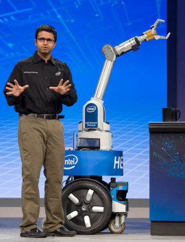 　Intel Research PittsburghのSiddartha Srinivasan氏が披露しているモバイルロボットは、3Dモデルを作り、物にぶつかることなく、マグカップなどのアイテムを掴みながら進むことができる。