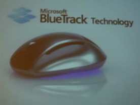 大理石でもカーペットの上でも自在に--マイクロソフト、マウスの新トラッキング技術「BlueTrack Technology」など発表