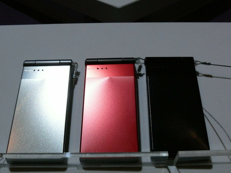 　GSMローミングにも対応した、Extreme Slimワンセグケータイ「P-04A」。2009年2月〜3月発売予定だ。FOMAハイスピード（7.2Mbps）にも対応。厚さは約9.8mm（最厚部約 13.6mm）、カラーはSILVER、RED、BLACKの3色。