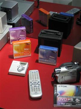 　ソニーは1992年、「MiniDisc」（MD）を発表した。広告には、ロックバンドのReefが登場し、彼らは大きなチャンスを得た。

　TDKはMDや、写真右にある日立の小型ビデオカメラのデジタルテープを製造していた。