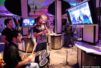 　Showcase PavilionにあるHarmonixのブース。「Rock Band」をプレイしている。
