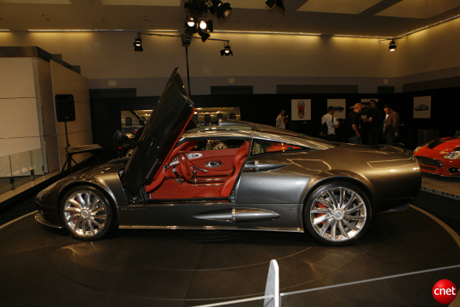 　高級車と言えば、Mercedes-BenzやLexusを筆頭に、高価な皮革や木材を内装に使った自動車が頭に浮かぶ。米国時間11月21日から30日まで開催の2008 Los Angeles Auto Showでは、Spyker、Ferrari、Bentleyもハンドメイドの高級車を出展した。ここではその一部を紹介する。
 
　画像は、オランダSpykerのC8 Aileron。Audiの4.2リッターV-8エンジンを搭載し、400馬力を出力。