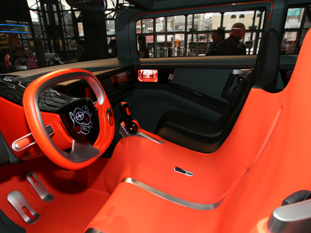 　Hako Coupeの内装は、ジョイスティック型のシフトレバーやダッシュボードのインターフェースの一部にトラックボールを採用するなど、ビデオゲームを意識した作りになっている。車内ではBluetooth接続を利用して、ビデオや音楽をアップロードできる。