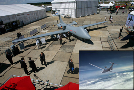 　現在、航空の分野で最も注目を浴びているものの1つが、無人航空機（UAV）だ。BAE Systemsは、ファーンバラ航空ショーで、英国防省とQinetiqを初めとするパートナーと共同開発中の双発無人航空機「Mantis」について説明を行った。

　現在、航空機と地上局の両方の設計、製造が行われており、初飛行が2009年初めに予定されている。ファーンバラ航空ショーの参加者は、Mantisの実物大模型を見ることができた。これはその完成予想図だ（挿絵）。