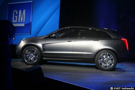 　GMが、水素燃料電池とリチウムイオンバッテリで動くコンセプトカー「Cadillac Provoq」をConsumer Electronics Show（CES）で初公開した。GMの最高経営責任者（CEO）であるRick Wagoner氏が米国時間1月8日に行った基調講演で同車両を発表したタイミングに合わせて、実際の車がステージに登場した。なお、発売時期は明らかにされていない。