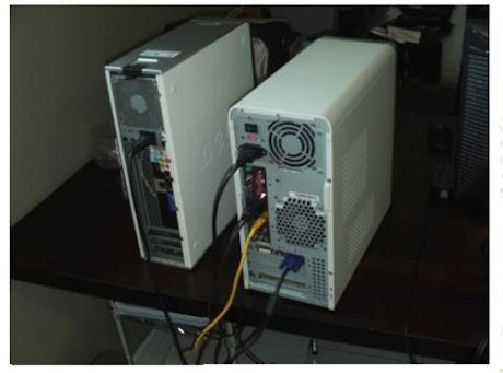　背面。Open Computer（右）とDell C521。