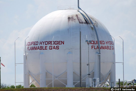　液体水素の可燃性ガスの巨大タンクがケネディ宇宙センターの射点Bの近くに設置されている。このガスはシャトルの発射時の燃料に使われる。