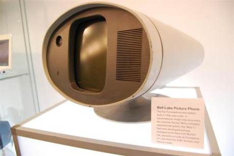 Bell Labsのテレビ電話
 
　1956年に制作された、テレビ電話「Picturephone」の初の試験システムは完成度が低く、2秒おきに1度しか画像を転送できなかった。1964年までに、総合的な実験システムである「Mod 1」が開発され、ニューヨーク万国博覧会にてディズニーランドの模型とともに展示された。