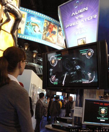 　Blu-ray Disc Associationのブースでは、21世紀FOXが出展した「Alien vs. Predator（邦題：エイリアン vs プレデター）」のコンテンツが注目を集めていた。Blu-ray Discプレーヤーのネットワーク機能を利用したネットワーク対戦ゲームで、映画のおまけコンテンツとして同梱することが考えられるという。ゲームはプレーヤーのリモコンを使って操作できる戦闘ゲームで、「エイリアン vs プレデター vs You」と書かれていた。