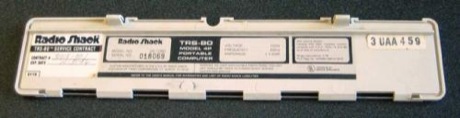 　ポートのある部分のカバーには、TRS80 Model 4Pに関するきわめて重要な情報がいくつか記載されている。