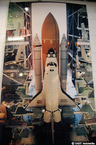 　VAB内部の大きなポスターには、完成したスペースシャトルが描かれている。