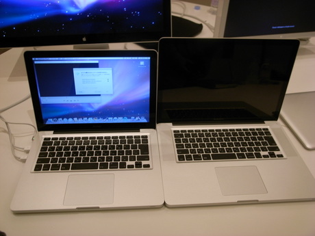 新しいMacBook（左）とMacBook Pro（右）を並べたところ。