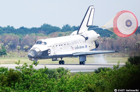 　米国東部夏時間6月14日午前11時15分30秒、Discoveryの前輪がケネディ宇宙センターの滑走路1-5に着地。