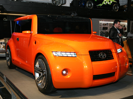 　米国時間3月21日から30日にかけて開催されている「2008 New York International Auto Show」では、多くのメーカーがデザインコンセプトカーを出展している。スズキの「Kizashi 3」やトヨタがScionブランドで発表した「Hako Coupe」、起亜自動車のクーペ「Koup」などだ。Scion担当のバイスプレジデントJack Hollisは以下の写真に掲げた「Hako Coupe」について、「ボックス型自動車をスポーティにしたもの、というのがこの車のコンセプトだ」と述べている。Scionのデザイナーは、1900年代半ばに見られた米国車のスタイリングに触発され、直線的な外観が特徴の「Scion xB」に曲線を取り入れたHako Coupeをデザインした。