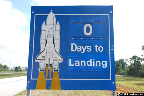 　14日朝、ケネディ宇宙センターにはDiscoveryが同日帰還予定であることを告知する看板が設置されていた。そして、同機は予定通り14日に帰還した。