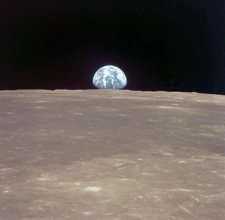 　地球が月の地平線から昇るところ。手前に見える月面は、スミス海のある一帯。