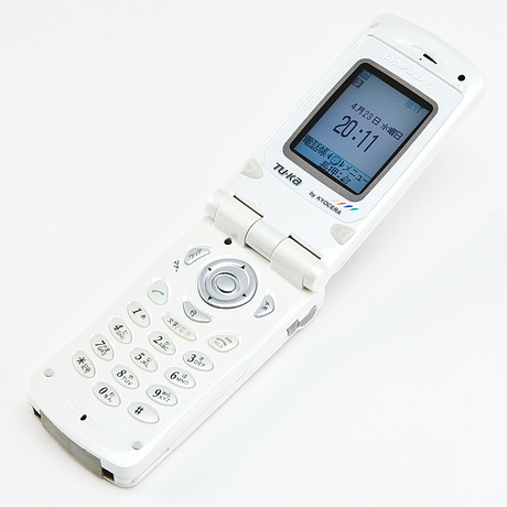 写真は、ツーカー端末初の折りたたみ型である「TK05」。KYOCERA製。2000年12月発売。スペック詳細はこちらから。