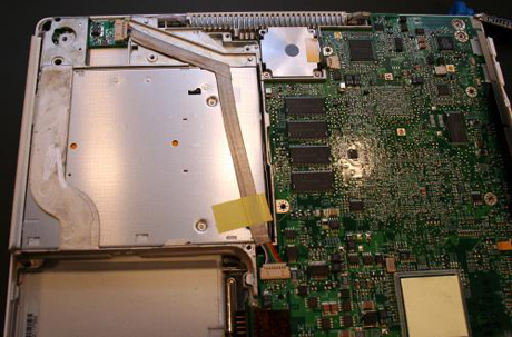 　見ての通り、左上にあるCD-RW/DVD-ROMドライブの底部のほかに、システムの冷却ファン（上部中央にある銀色の正方形）とオンボードRAM（写真中央の4つのブロック）がある。