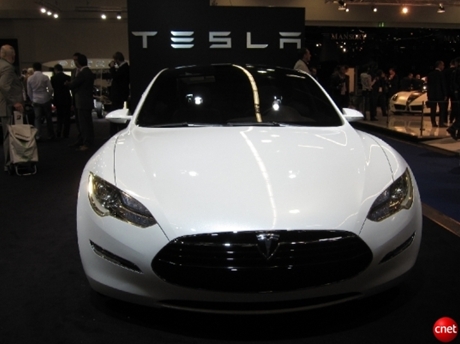 Tesla Model S

　Teslaは、2011年に生産を開始する見通しの「Model S」を出展した。Model Sは航続距離300マイル（約482.8km）、時速600マイル（時速約96.56km）までの加速を5.6秒とうたっている。