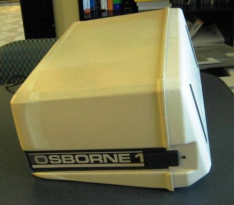 　Osborne 1は一般に、世界初のオールインワン型ポータブルPCと認識されている。だが、ここで言うポータブルとは、何とか持ち運びできるという意味でしかない。1981年当時、ラップトップやノートPCというコンセプトはまだ何年も先のものだった。oldcomputers.netを見ると、Osborne 1の歴史がすべてわかる。
