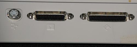 　左から順に、キーボード・マウスポート、外付けフロッピードライブ用のポート、スキャナなどの外部デバイス用のSCSIポート。