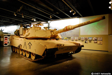 　主力戦車だった「M1A1」120mm銃搭載戦車、通称「Abrams」は、今も続くイラク戦争の開戦後、バグダッドに入った最初の戦車に似せて彩色されている。戦車は乗員4名で、重量は13万ポンド（約59t）、最高速度は時速42マイル（約67.6km）、航続距離は289マイル（約465.1km）だった。「M256」120mm滑腔砲1丁、「M240」7.62mm機関銃2丁、「M2」50口径機関銃1丁、スモーク弾発射筒2基が搭載されていた。