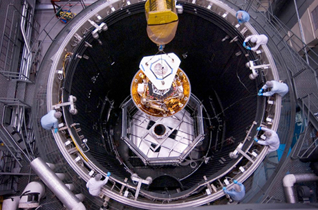 　2006年12月にLockheed Martin Space Systemsの熱真空チャンバーに下ろされるPhoenix。