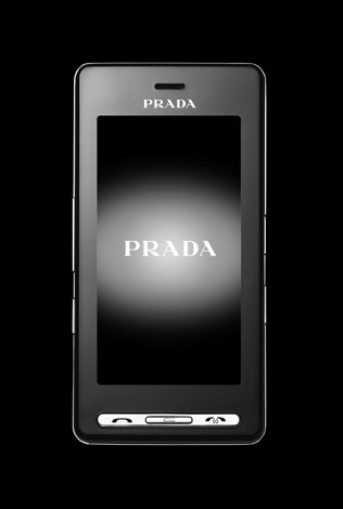 　これが噂の「iPhone」か？いや、よく似ているがまったくの別物だ。これはファッションデザイナーのPRADAとLG Electronicsが米国時間1月18日に発表した携帯電話。この携帯電話「PRADA Phone by LG KE850」は、世界初の完全タッチスクリーン携帯電話だという。AppleのiPhoneは大きな注目を集めているかもしれないが、店頭に並ぶまでまだ5カ月近くかかる。PRADA Phoneはイギリス、フランス、イタリアで2月末に、香港や台湾、シンガポールでも3月には発売を開始する予定だ。価格は776ドルと決して安くはない。