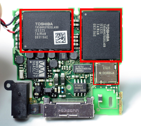 上側にある2つの大きめのチップがZune HDのNAND型フラッシュメモリ（東芝製）。下側にある小さなチップはWi-Fi機能をつかさどる。
写真提供はRapid Repair。同社の許可を得て使用している。