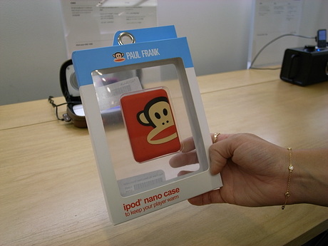 米国で人気のPaul FrankデザインによるiPodケース。パッケージも可愛い。