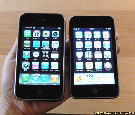 　記者のiPhone 3G（8Gバイト黒モデル、左）と新型のiPod touch（右）を比較してみた。iPod touchのほうが一回りほど小さいことがわかる。