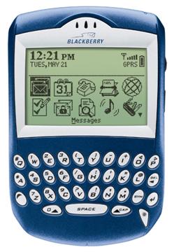 　2003年。クラムシェルが飛ぶように売れている中、携帯電話の世界ではもう1つ別の動きが進行していた。企業は、1999年に発売された「BlackBerry」を含め、ハイエンドなPDAや携帯電話を長らく使用していた。

　しかし、2003年には、BlackBerryの勢いが増し、まもなく、オフィスから町に飛び出すことになった。Madonnaなどの有名人が「BlackBerry携帯端末」を使って電子メールを送る楽しさを世界中に伝えたため、関数電卓のような外観をしていたにもかかわらず、このいかにもビジネスマンが持つような外観を有するハードウェアがステータスシンボルになった。

　その後のことは周知の通りだ。2004年には、英国紙The Guardianが「Have you got a 'CrackBerry’ habit?」（あなたはBlackBerry中毒？）と題する記事を掲載した。多くの読者にとって、その答えは「イエス」だった。

　この写真に写っているのは「BlackBerry 6210」だ。2003年にResearch In Motion（RIM）から提供されていた典型的な端末で、かなりの人たちが親指の痛みに悩まされた。